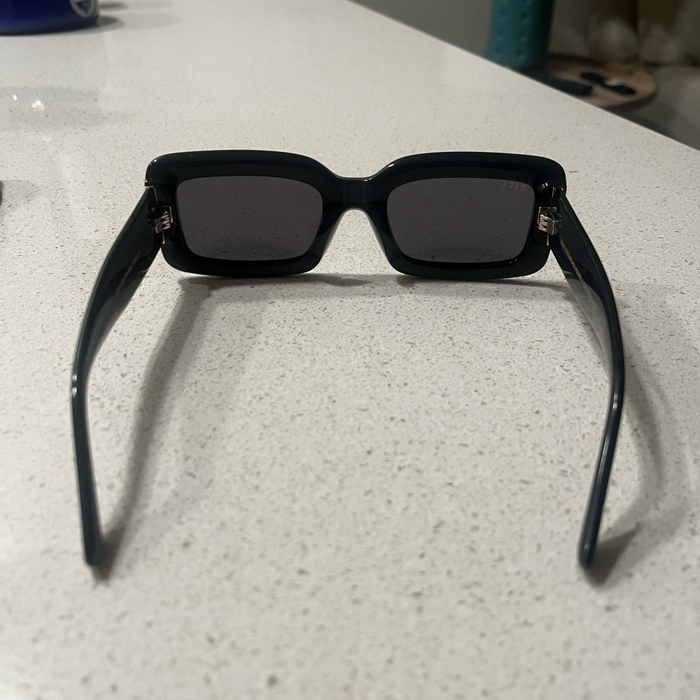 Women’s Diff Sunglasses - image 2